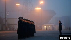 Російські моряки на березі біля «Містраля» в Сен-Назері, фото 25 листопада 2014 року