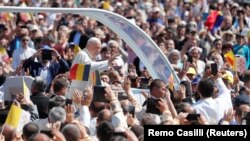 Papa Francisc sosește la Blaj, pe Câmpia Libertății.