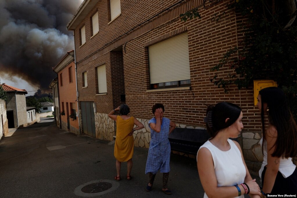 Reagimi i vendësve teksa zjarri i egër i afrohej Kongostës, në Spanjë, më 11 gusht.