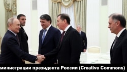Владимир Путин пожимает руку председателю Народного собрания Дагестана Зауру Аскендерову, фото пресс-службы Кремля