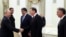 Владимир Путин пожимает руку председателю Народного собрания Дагестана Зауру Аскендерову, фото пресс-службы Кремля