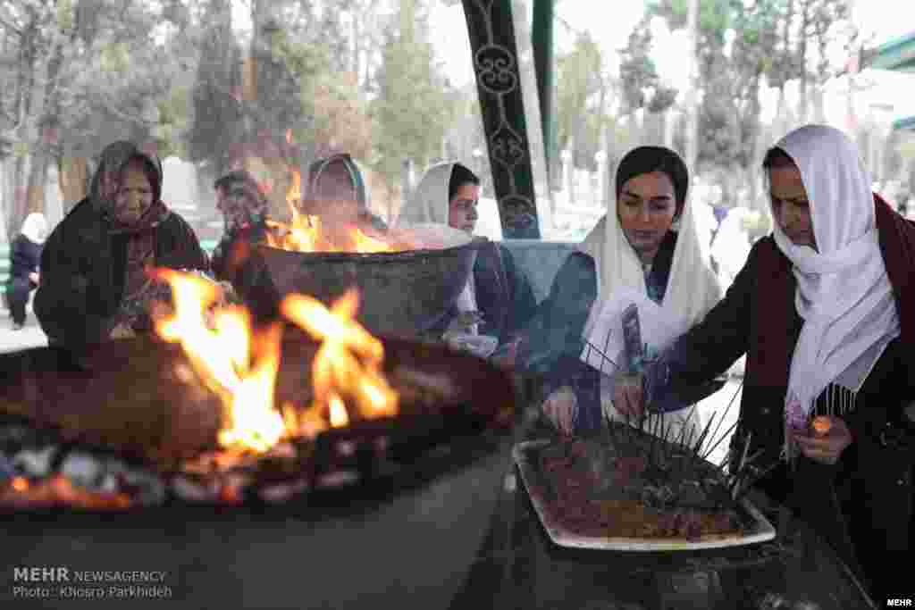 زرتشتیان ایران، پنجم دی‌ماه در گوشه و کنار کشور در مراسم درگذشت زرتشت شرکت می‌کنند.