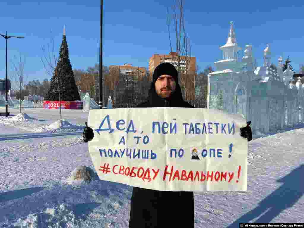 Ndërkaq, ky protestues në Izhevsk mban këtë pano: &ldquo;Gjysh, pi hapat ose do të rrihesh. Liri për Navalnyn&rdquo;.