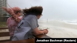 Dvoje stanovnika Alabame gleda dolazak uragana Sali