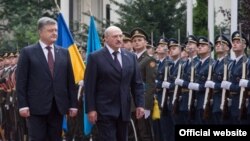 Петро Порошенко (л) і Олександр Лукашенко, Київ, 21 липня 2017 року