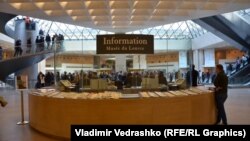 Ֆրանսիա - Ոստիկանները և զինվորականները Լուվր թանգարանի մոտ, Փարիզ, 3-ը փետրվարի, 2017թ․