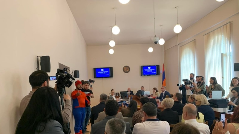 ԿԸՀ-ն արտահերթ նիստ է գումարել. օրակարգում քաղաքական ուժերի գրանցումն է