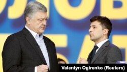 Кандидати на посаду президента України Петро Порошенко (ліворуч) і Володимир Зеленський на стадіоні «Олімпійський», 19 квітня 2019 року