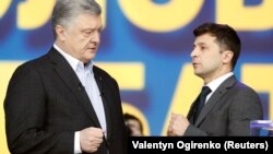 Петро Порошенко (л) та Володимир Зеленський під час дебатів перед другим турів виборів президента України