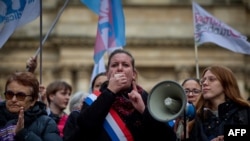 Президент французской левой группы La France Insoumise (LFI) в Национальной ассамблее Матильда Пано (в центре) выступает во время собрания на площади Сорбонны.