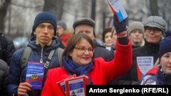 Юлия Галямина һәм активистлар кулында Русия Конституциясе