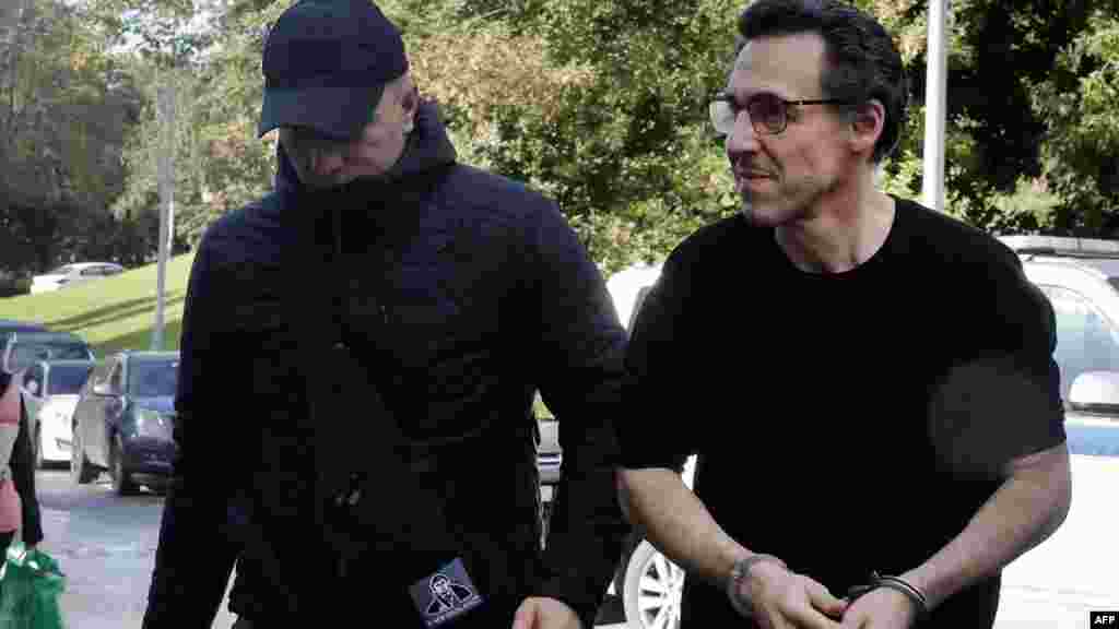 Hétfőn, a bíróság elhagyásakor a férfi ügyvédje, Oleg Bessonov az AFP-nek elmondta, hogy a rövid meghallgatás „rutinszerű formalitás” volt, anélkül, hogy részleteket osztott volna meg a tárgyalásról. „Fáradt vagyok” – mondta Vinatier a távozáskor