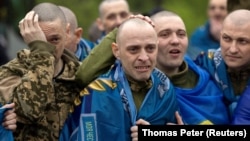 Militari și foști prizonieri de război ucraineni, după schimbul efectuat cu Rusia pe 15 mai 2026
