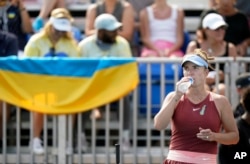 Fanii de tenis afișează un steag ucrainean în spatele Elinei Svitolina la Miami Open.