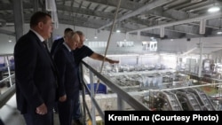 Президент России Владимир Путин в ходе посещения рыбоперерабатывающего комплекса "Ясный" на острове Итуруп, 13 августа 2026 года