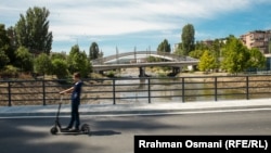 Një ditë pas hapjes, ura e re mbi Ibër tërheq këmbësorë e automjete