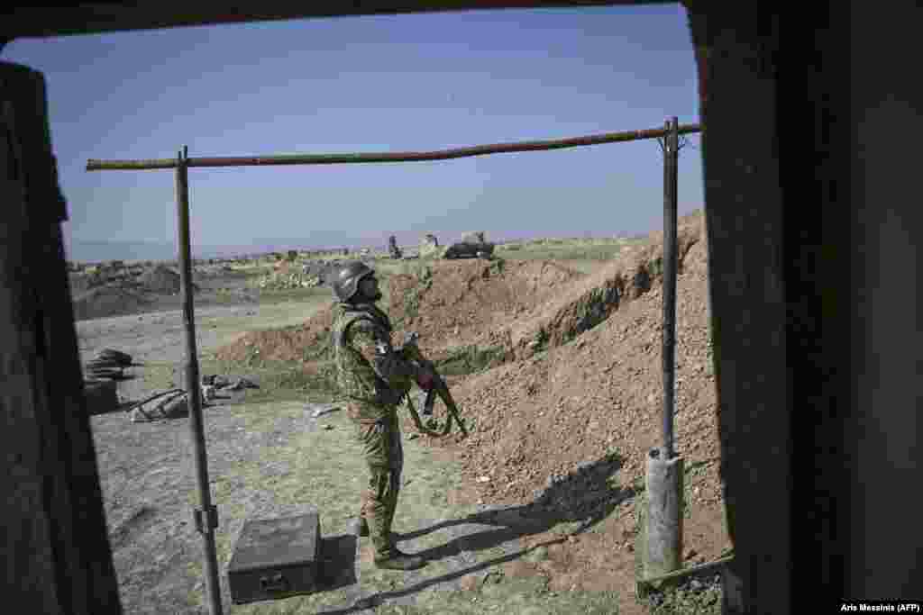 Армян солдаты майдан сызығында ұшып жүрген дронға қарап тұр. 18 қазан.