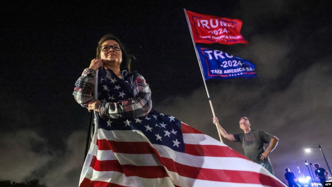 Susținătorii lui Trump au jubilat întreaga noapte, în timp ce petrecerile de vizionare a alegerilor organizate de Democrați s-au lăsat cu lacrimi.