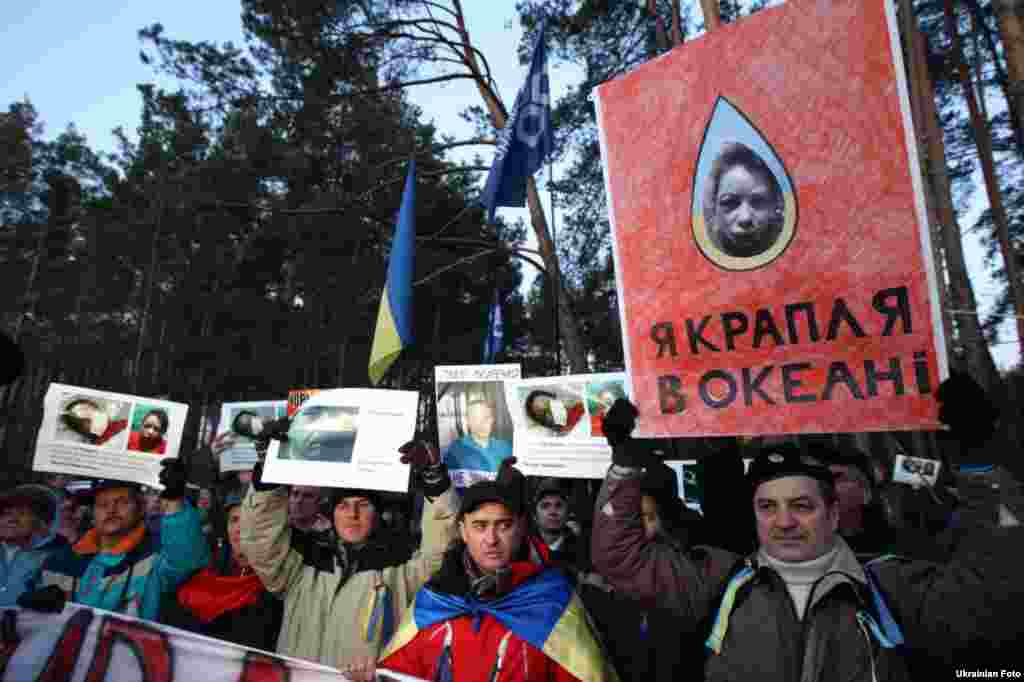 Близько 100 людей пікетували передбачуваний заміський будинок міністра внутрішніх справ Віталія Захарченка в Обухівському районі Київської області. Мітингувальники обмалювали ворота будинку, власником якого вважають Захарченка, червоною фарбою й обклеїли плакатами, 26 грудня 2013 року