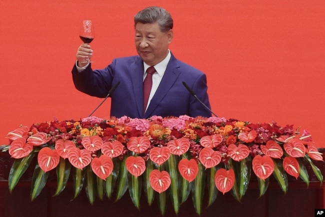 Udhëheqësi kinez, Xi Jinping, në ngjarjen e orgaizuar pas paradës.