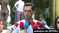 Միջազգային իրավական հարցերով Հայաստանի ներկայացուցչի գրասենյակի նախկին ղեկավար Լիպարիտ Դրմեյանը զրուցում է լրագրողների հետ, Երևան, 31-ը օգոստոսի, 2026թ.