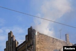 Dim se širi iz hostela u kojem je izbio požar u Rigi 28. aprila 2021.