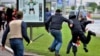 Міліцыянты ў цывільным затрымліваюць удзельнікаў Маршу адзінства ў Менску. 6 верасьня 2020 году