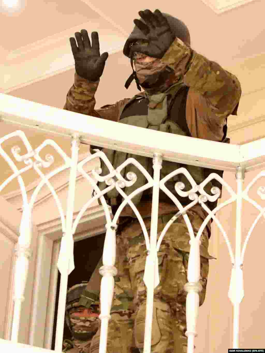 Спецназівець підняв руки і здається всередині резиденції Атамбаєва