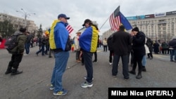 Câteva sute de persoane s-au adunat joi în Piața Victoriei pentru a protesta, la îndemnul AUR, împotriva măsurilor luate de Guvernul Bolojan.