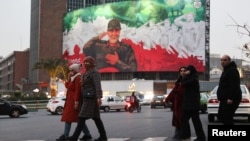 Минувачи пресичат оживено кръстовище в Техеран на 2 януари 2026 г. - ден, в който националната валута на Иран отбеляза нов спад, подсилващ протестите в страната. 