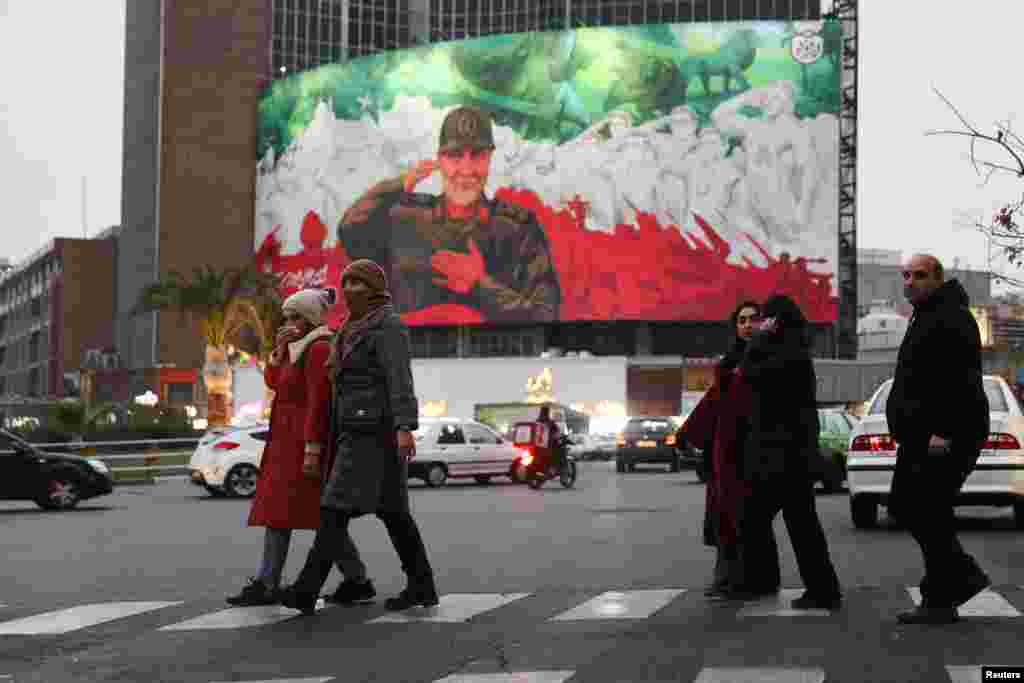 Люди идут по улице во время протестов в Тегеране, Иран, 2 января 2026 года. Протесты вспыхнули против обвала национальной валюты. Маджид Асгарипур/WANA через REUTERS