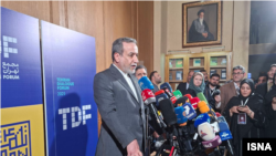 عباس عراقچی، وزیر خارجه ایران، در گفتگو با خبرنگاران