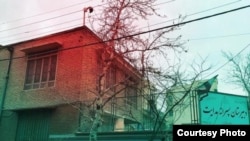 عکسی که سایت دولت بهار از نصب دوربین در یک مدرسه مقابل خانه محمود احمدی‌نژاد منتشر کرده است.