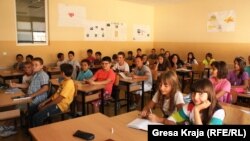 Ndër problemet që po përcjellin sistemin arsimor në Kosovë, janë edhe klasat e mbipopulluara siç shihet në këtë foto të bërë para një viti.