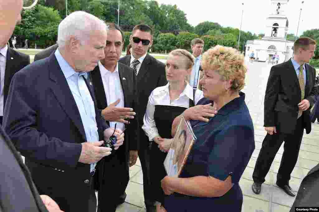 11 iunie 2011. Stela Surchicean, mama deţinutului politic de la Tiraspol Ilie Cazac, îşi spune păsul senatorului american John McCain, aflat într-o vizită la Chişinău