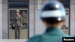 Салдаты Паўночнай і Паўднёвай Карэі на мяжы