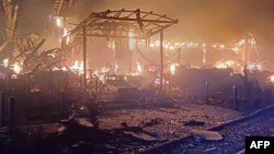 Fotografija koju je objavila ukrajinska služba za vanredne situacije 25. decembra prikazuje oštećenu zgradu u plamenu nakon vazdušnog napada na Odesku oblast