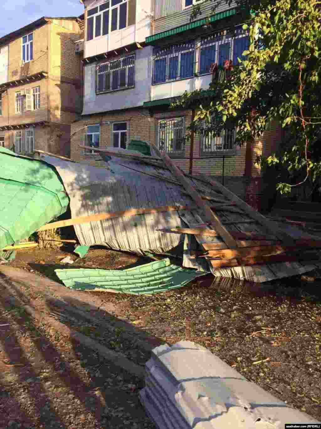 Türkmenabatda harasatyň netijesinde jaýyň gopan üçekleri