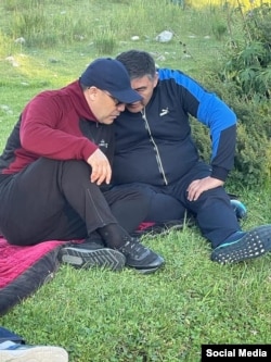 Президент Садыр Жапаров жана УКМКнын мурдагы төрагасы Камчыбек Ташиевдин табиятта эс алып жүргөндө тартылган сүрөтү. 2021-жыл.