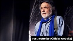 Барыс Луцэнка ў галоўнай ролі спэктаклю «Ён і яна» па ідэі п’есы «Гульня ў джын» Д. Кобурна, у Нацыянальным акадэмічным драматычным тэатры імя Горкага