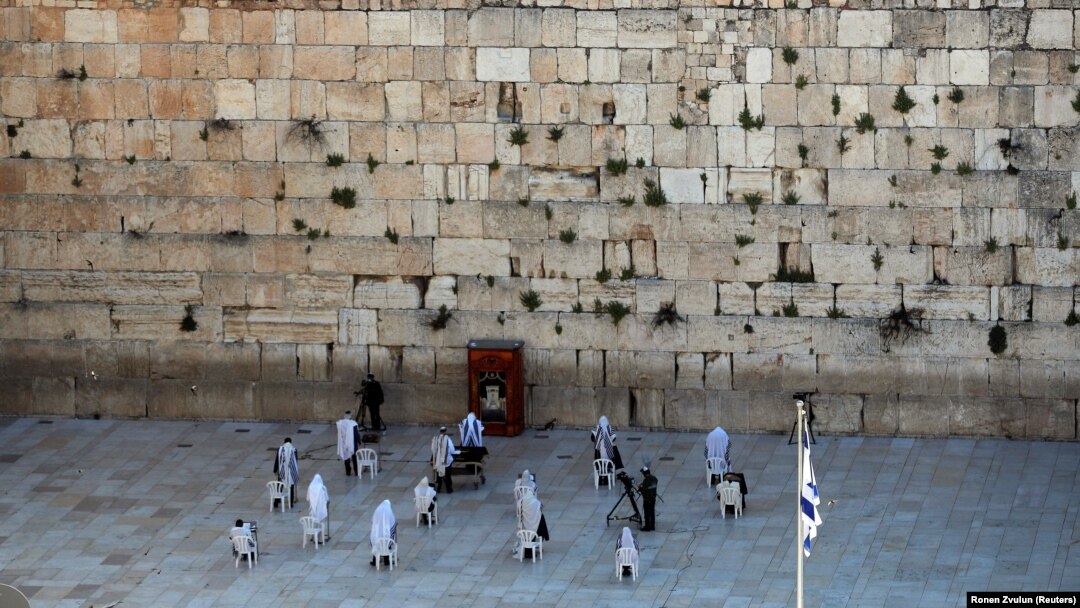 Vernici ispred Zida plača u Jerusalimu, 12. april 2020.