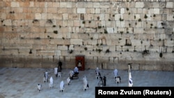 Vernici ispred Zida plača u Jerusalimu, 12. april 2020.