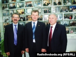 Зліва направо: керівник Київського бюро Радіо Свобода Віктор Єленський, журналіст Кирило Булкін і прем'єр-міністр України Юрій Єхануров. Київ, 15 березня 2006 року