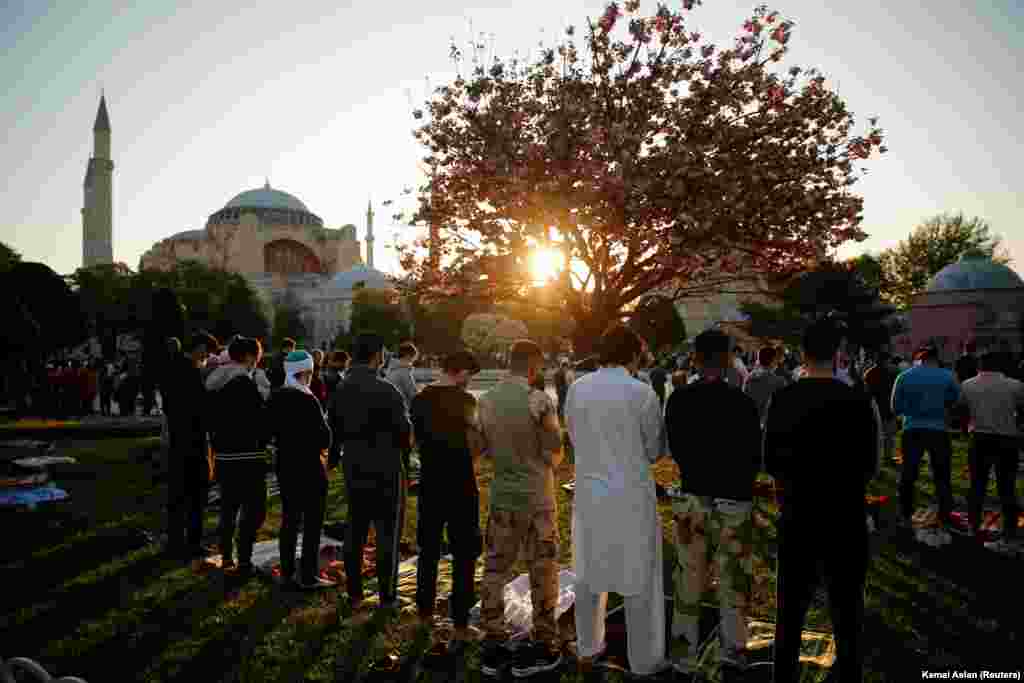 Musulmanlar Aya-Sofiya camiside namaz qıla. Türkiye, İstanbul