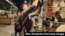 Predstavnici zbora građana Zrenjanina u akciji lepljenja plakata sa pozivom na bojkot Dana piva uoči festivala (ustupljena fotografija)