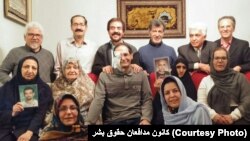 جایزه امسال کانون مدافعان حقوق بشر در منزل علیرضا رجایی به او اهدا شده است.