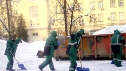 Москвада қор кураётган ўзбек мигрантлари.