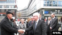 Ivo Josipović u razgovoru sa građanima tokom posjeta Sarajevu, travanj 2010, Foto: Selma Boračić