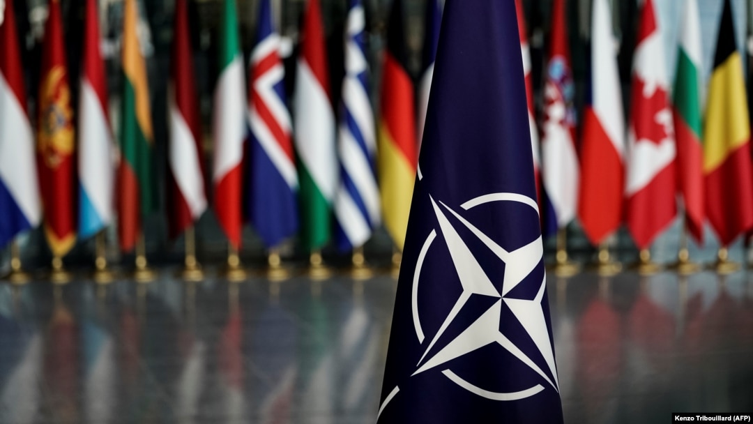 Drapelul NATO în fața celorlalte steaguri care formează alianța. Liderii celor 32 de țări membre și invitați importanți din afara alianței se reunesc săptămâna viitoare la Washington.