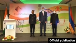 Armen Grigorian (center) takes part in an event dedicated to the 75th anniversary of India's independence in Yerevan on August 15.